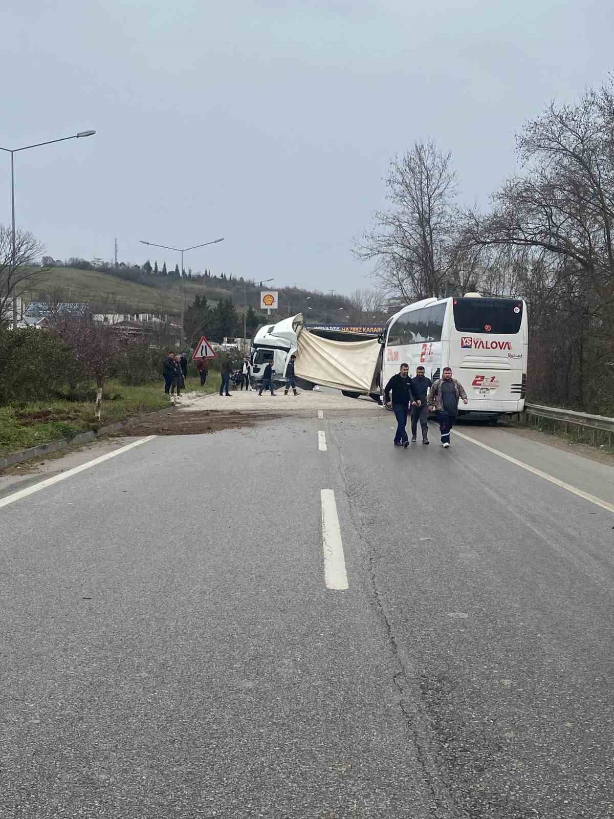 Yalova’da devrilen mıcır yüklü tıra otobüs çarptı
