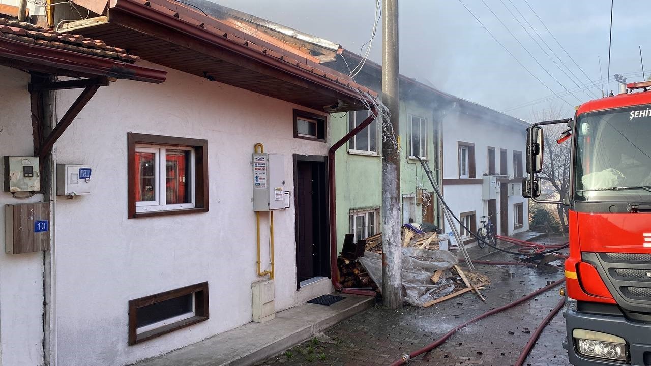 Yaşlı çiftin balkona koyduğu kömür kovası 3 evi yaktı
