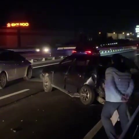 Yeni açılan köprülü kavşakta iki otomobil çarpıştı: 5 hafif yaralı
