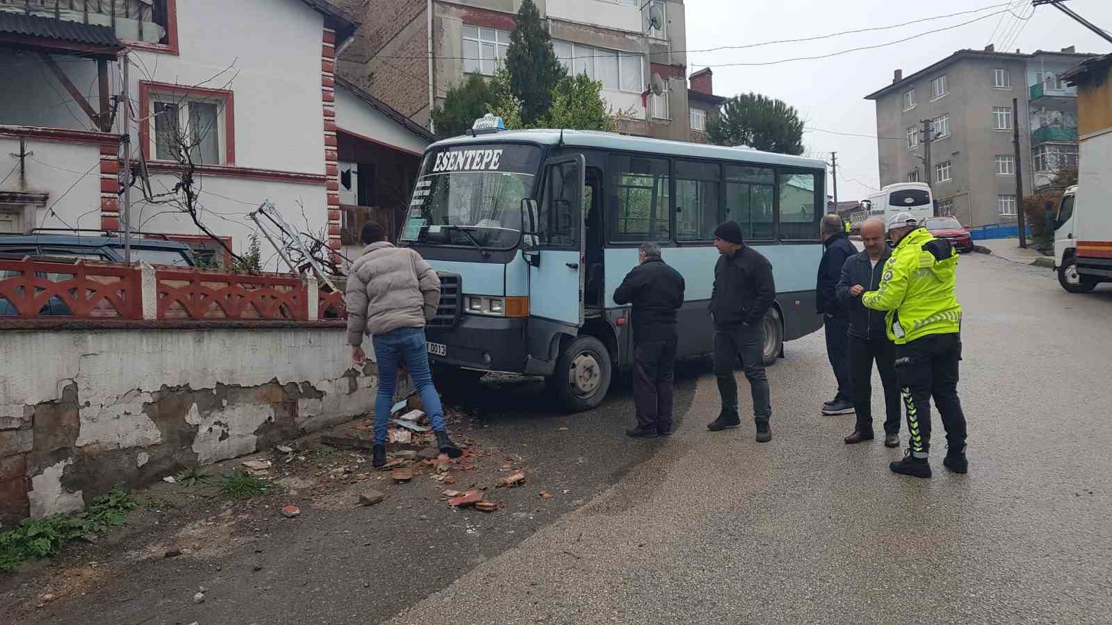 Yolcu dolu minibüs bahçe duvarına çarptı: 5 yaralı
