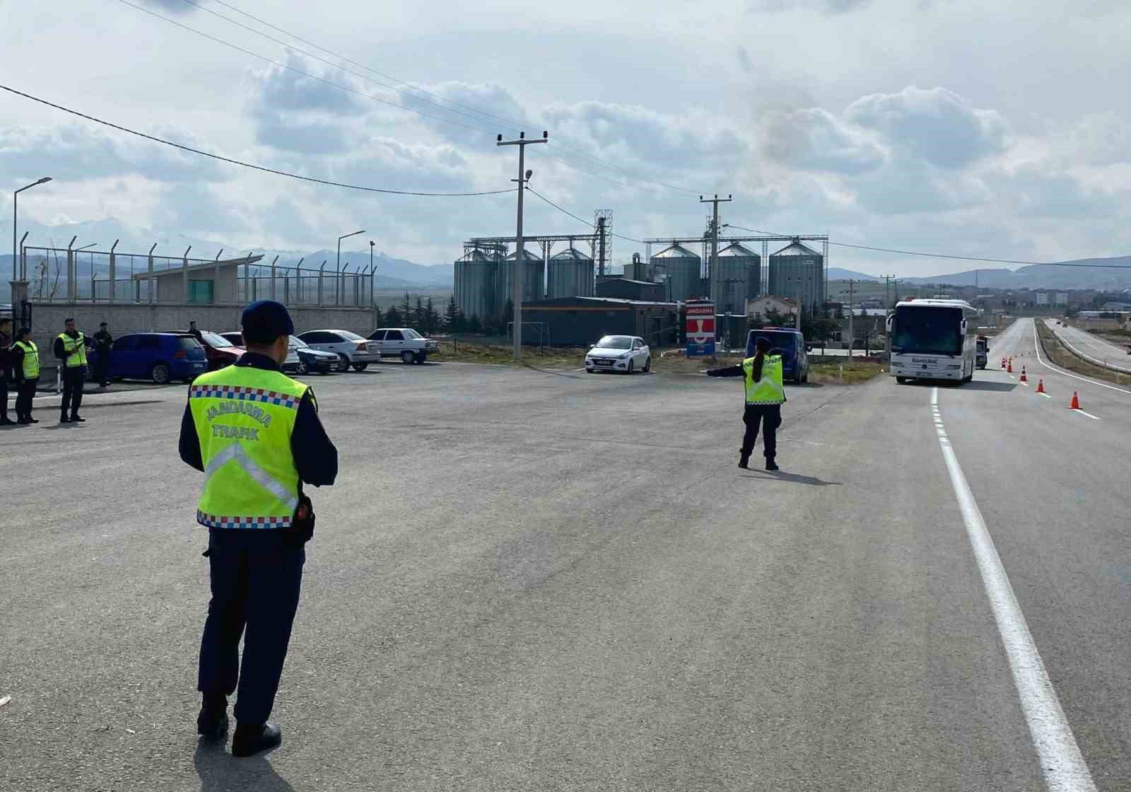 Yolcu otobüsleri jandarma ekiplerince denetleniyor
