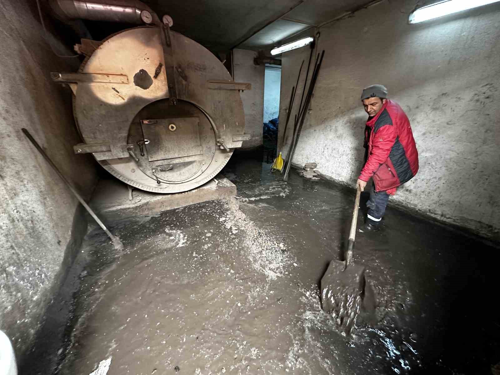 Yüksekova’da yoğun yağışlar sonrası binanın kalorifer dairesi sular altında kaldı
