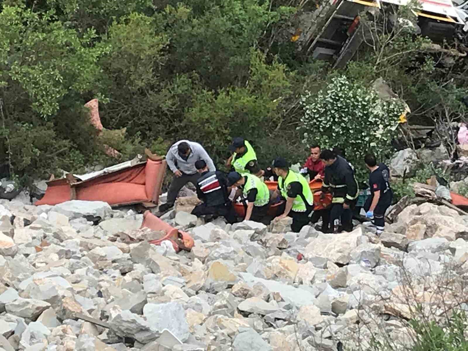 100 metrelik uçuruma yuvarlanan sürücü için ekipler seferber oldu
