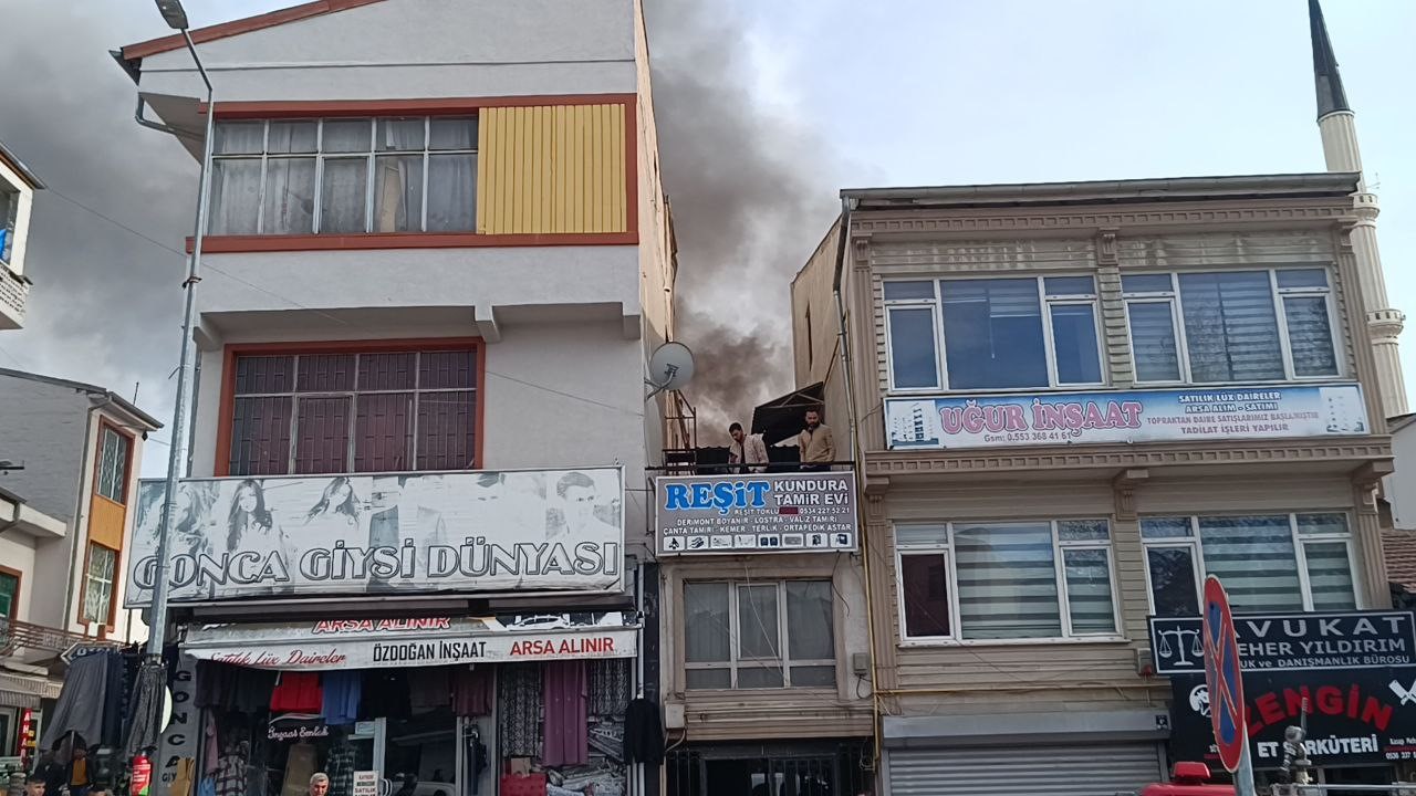 2 katlı binanın avlusunda çıkan yangın söndürüldü