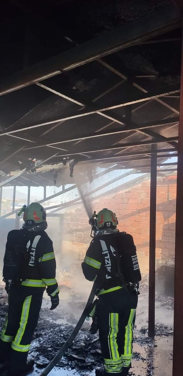 2 katlı binanın çatısı alevlere teslim oldu
