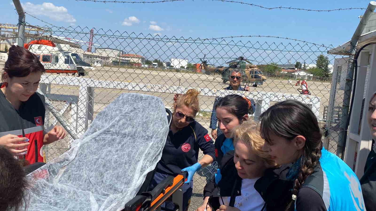 21 saattir havada mahsur kaldı, helikopterden iner inmez yeri öptü
