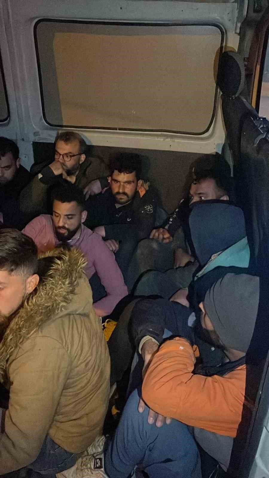26 kaçak göçmeni tıka basa minibüse dolduran 2 organizatör tutuklandı
