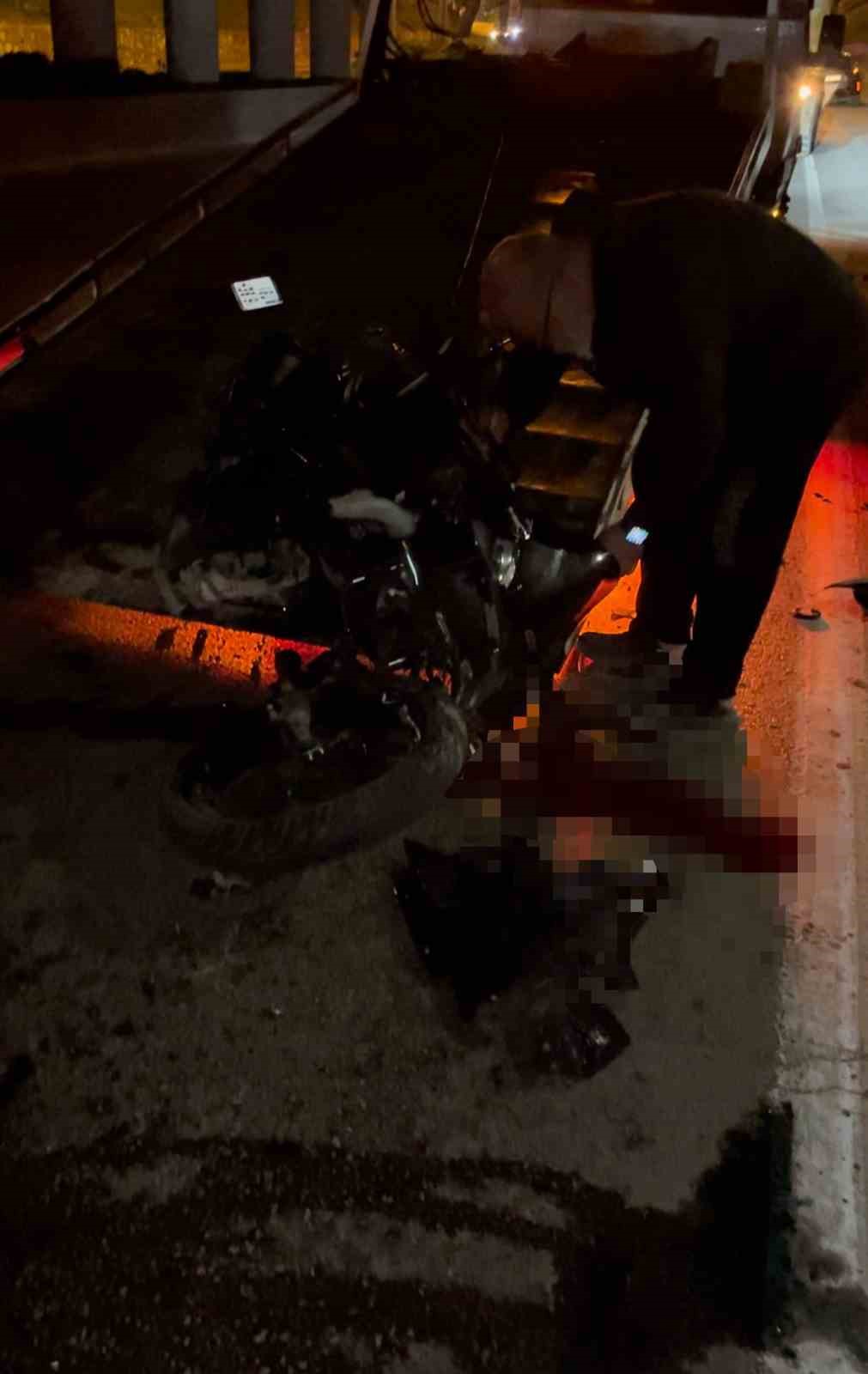 27 yaşındaki motosiklet sürücüsü, ekskavatöre çarpıp ağır yaralandı
