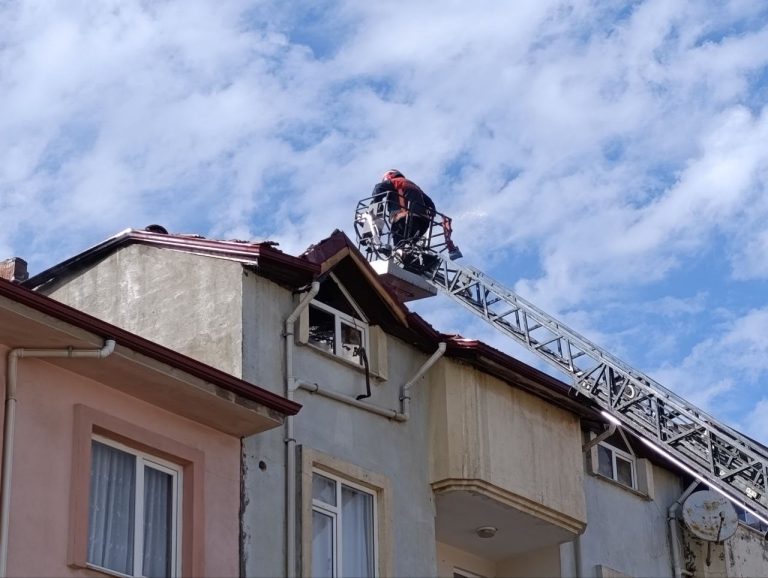 3 katlı binanın çatısında panikleten yangın