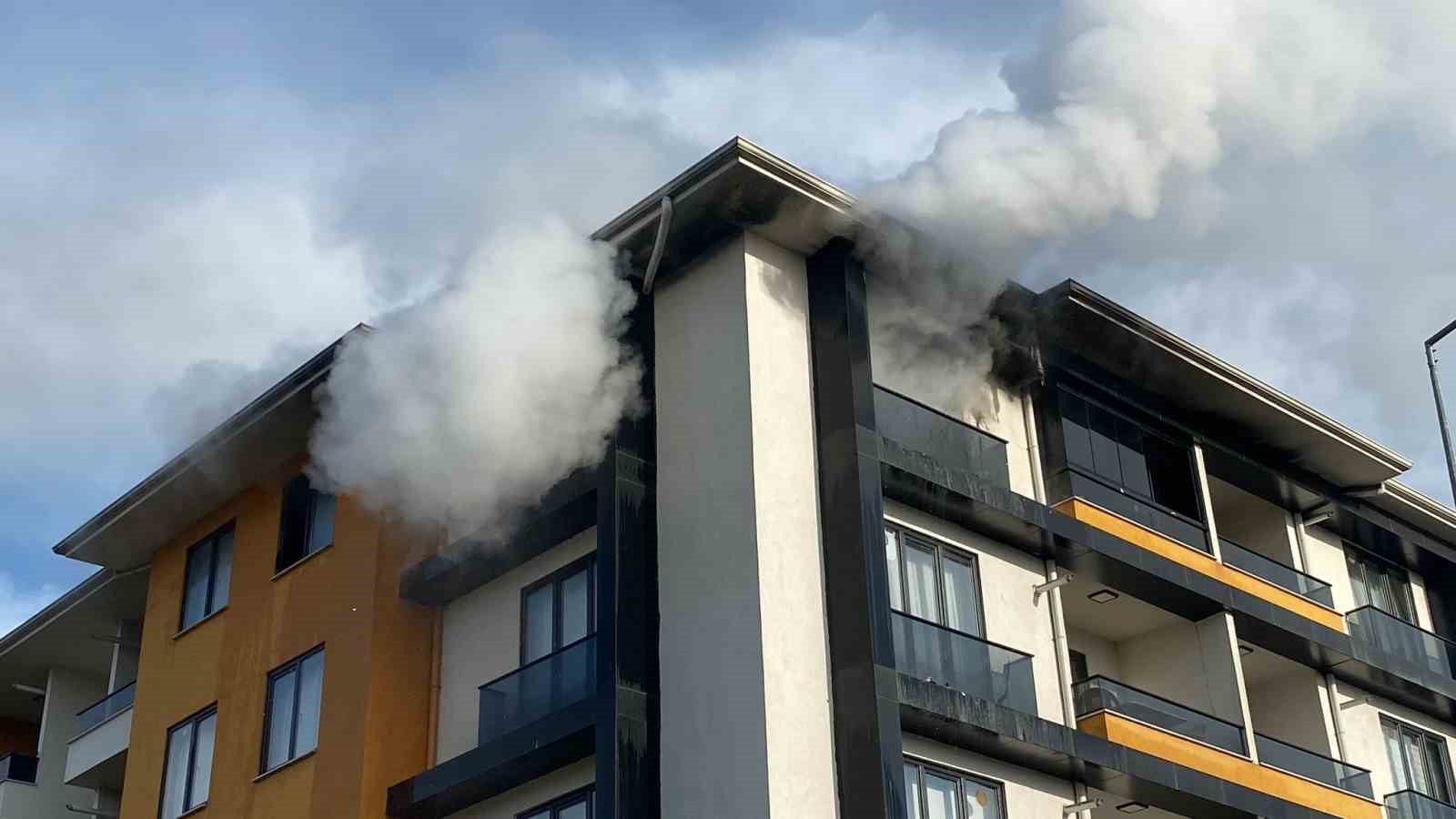 5 katlı apartmanın en üst katında yangın çıktı
