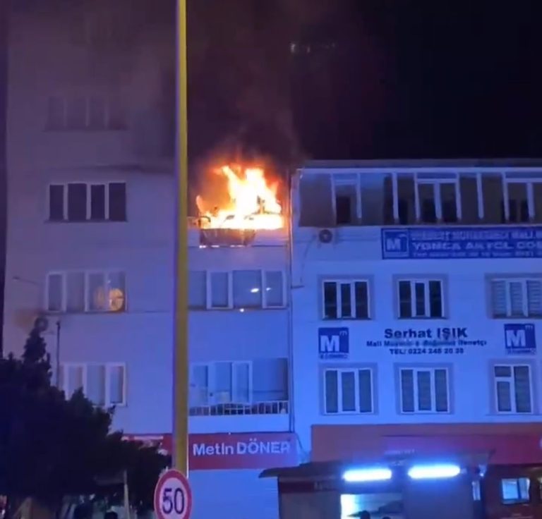 5 katlı binanın 3.katı alev alev yandı