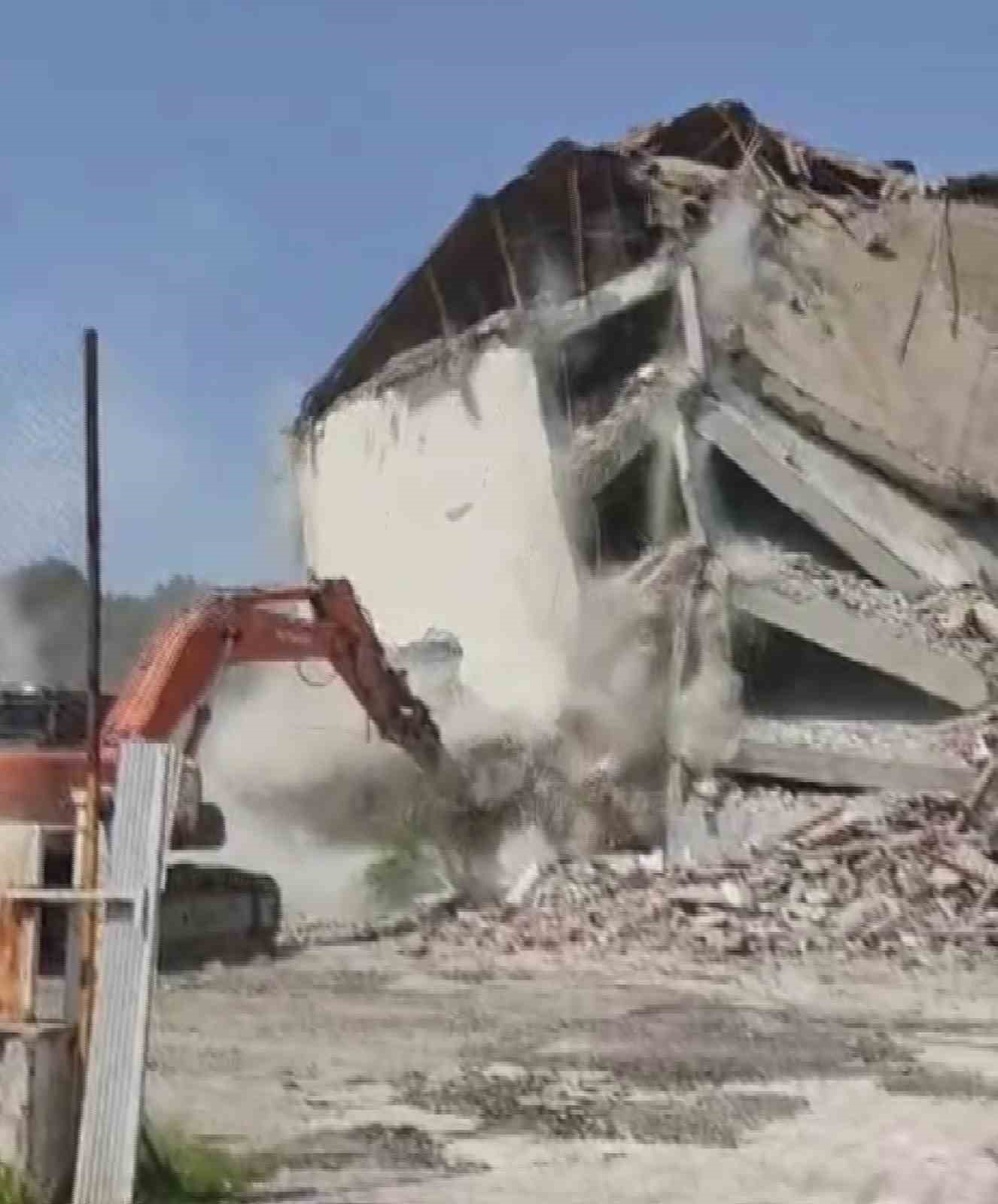 5 katlı okulun yıkımı esnasında yaşanan panik kamerada
