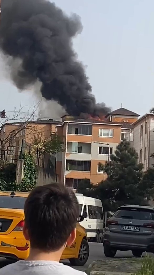 7 katlı apartmanın çatısı alev alev yandı

