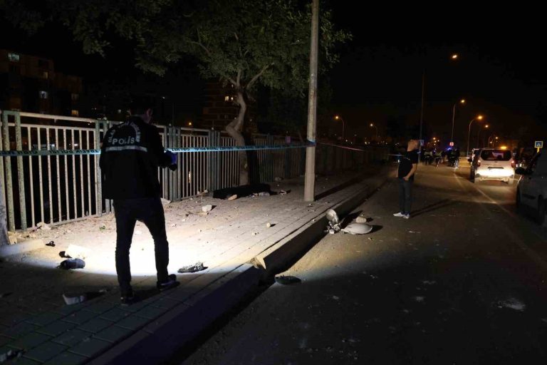 Adana’da feci kaza… Kontrolden çıkan motosiklet kaldırıma çarpıp sürüklendi: 2 ölü