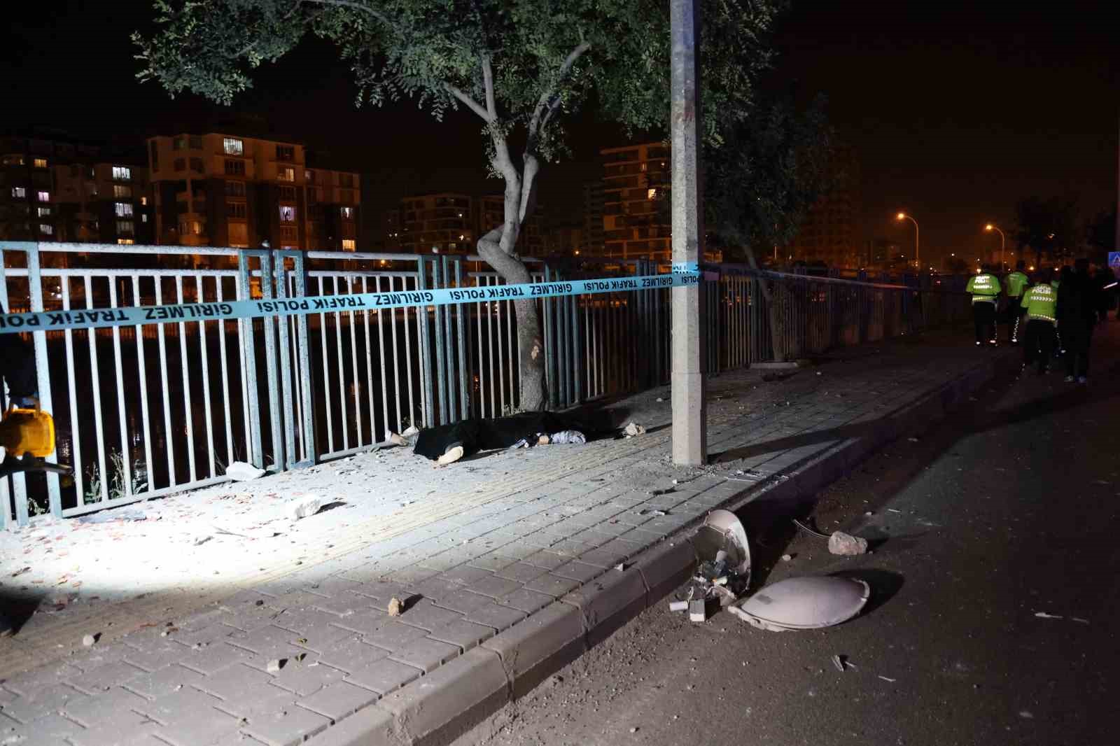 Adana’da feci kaza... Kontrolden çıkan motosiklet kaldırıma çarpıp sürüklendi: 2 ölü
