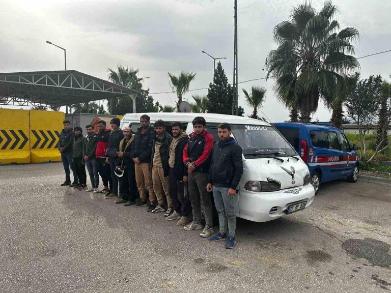 Adana’da göçmen kaçakçılığı yapan iki kişi tutuklandı