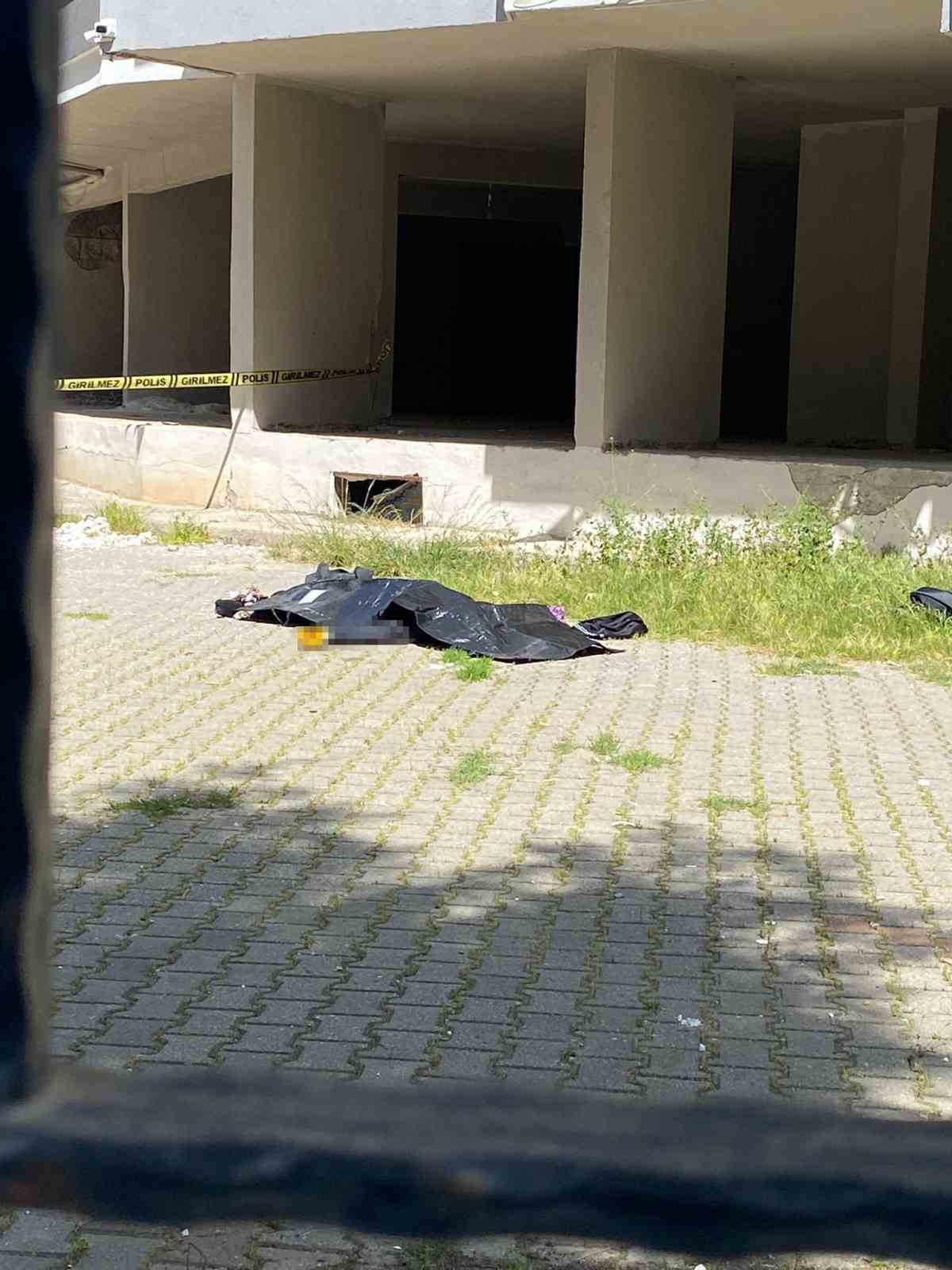 Adana’da hasarlı binaya giren hırsız çarşafları sarkıtıp inerken düşerek öldü
