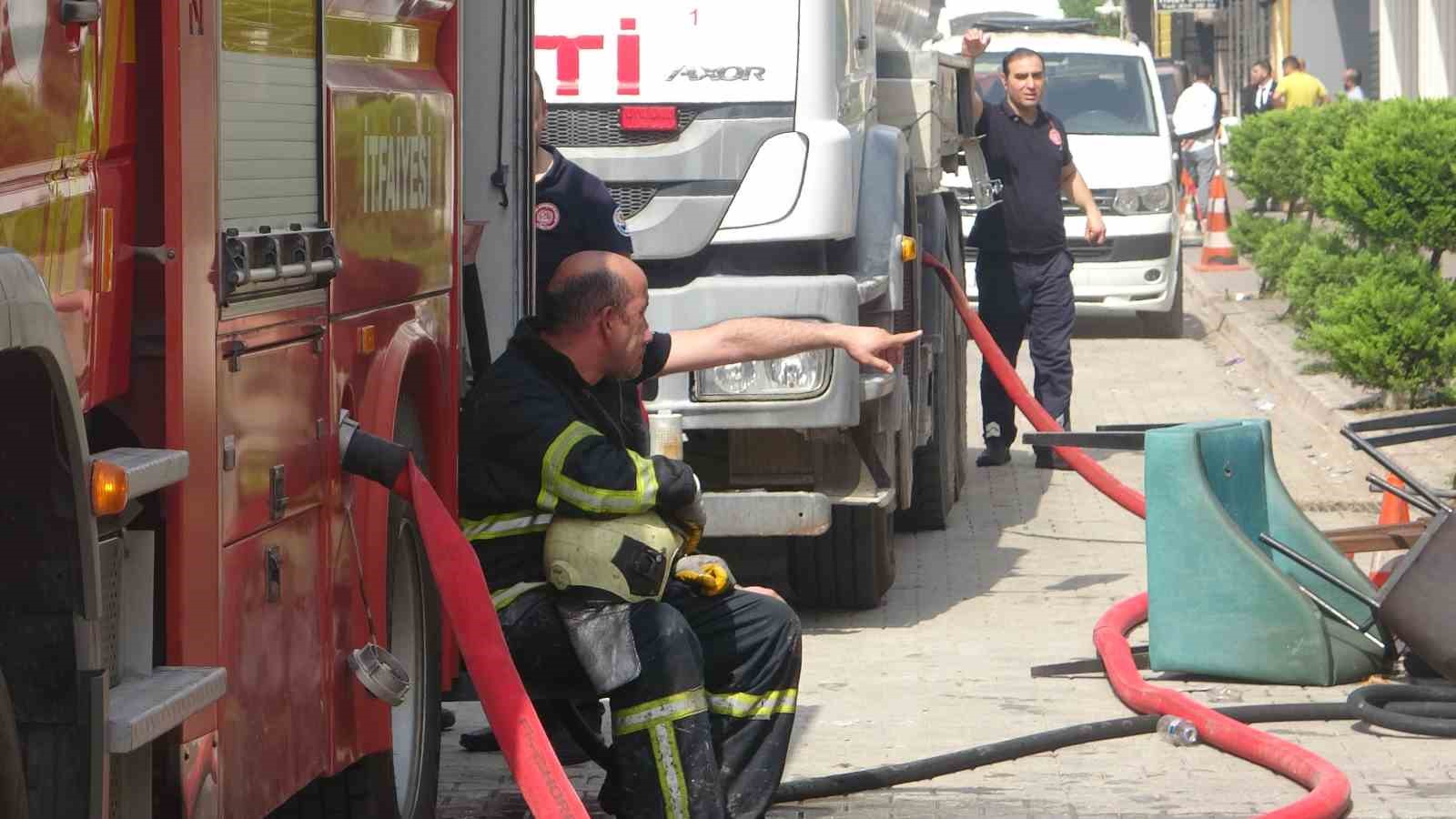 Adana’da kafedeki yangın korkuttu
