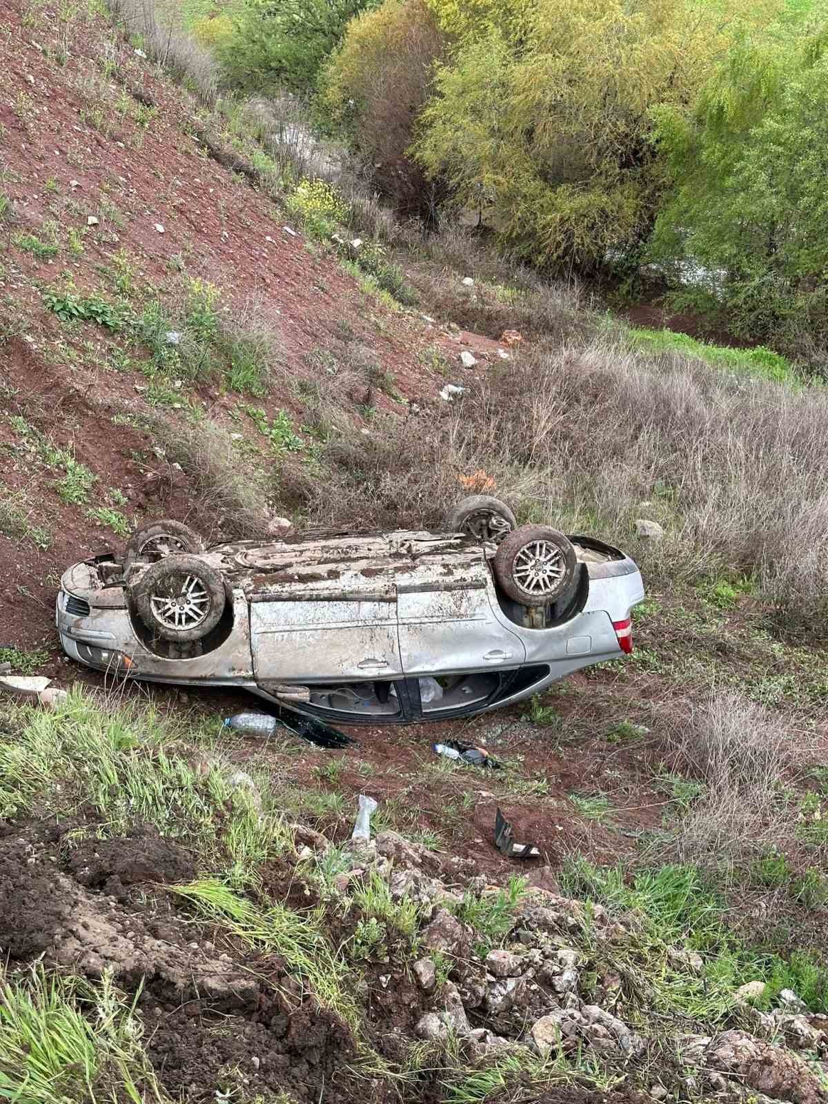 Adıyaman’da otomobil şarampole yuvarlandı: 2 yaralı