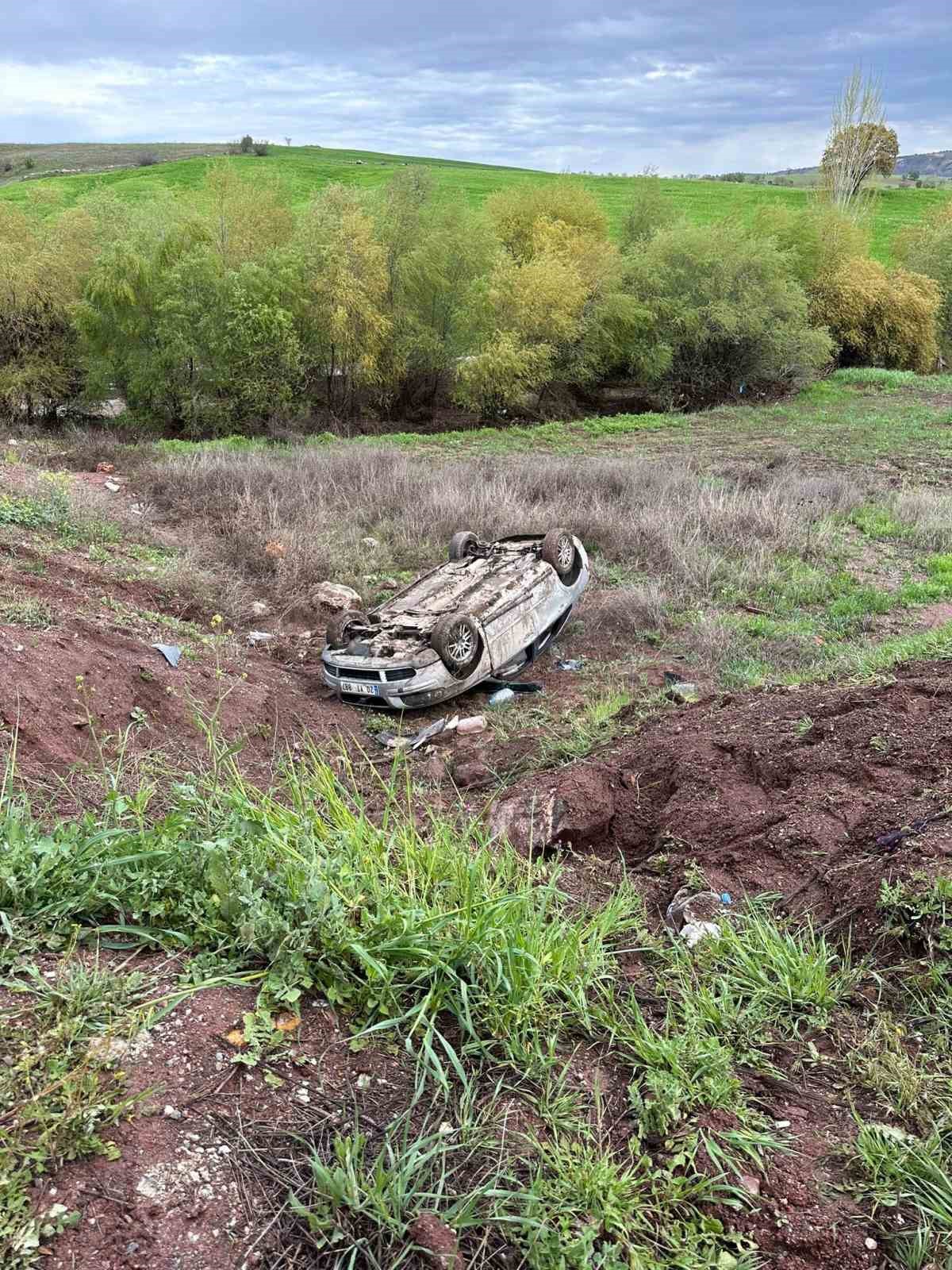 Adıyaman’da otomobil şarampole yuvarlandı: 2 yaralı
