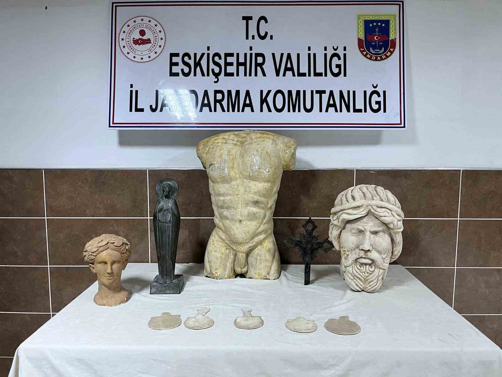 Afyonkarahisar’dan Eskişehir’e müşteri aramaya gelen tarihi eser kaçakçısı yakalandı