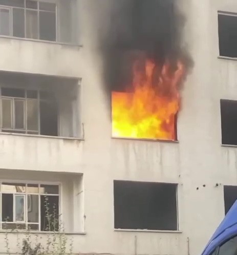 Ağır hasarlı binada çıkan yangın korkuttu
