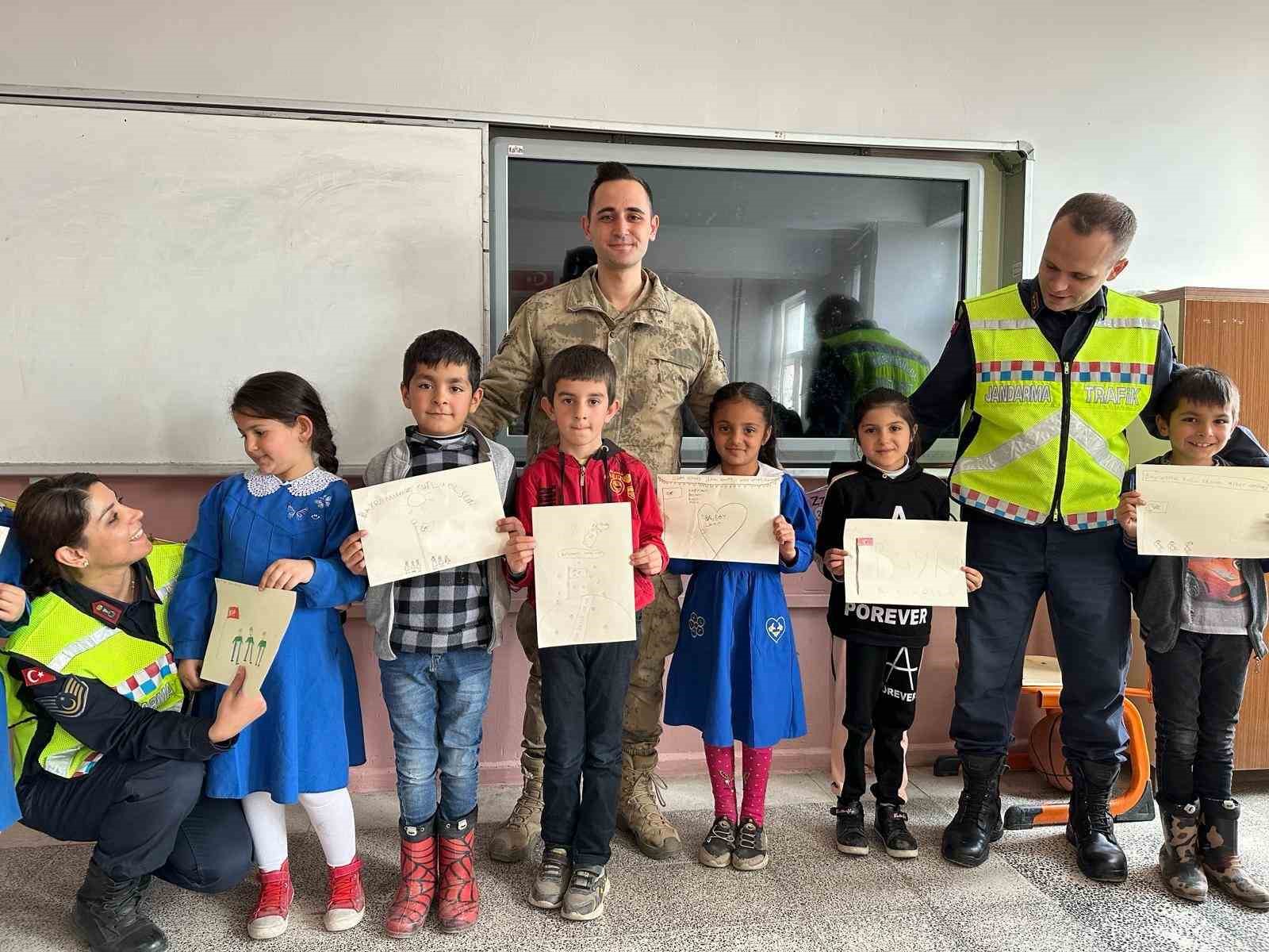 Ağrı’da jandarma ekipleri miniklere trafik kurallarını anlattı
