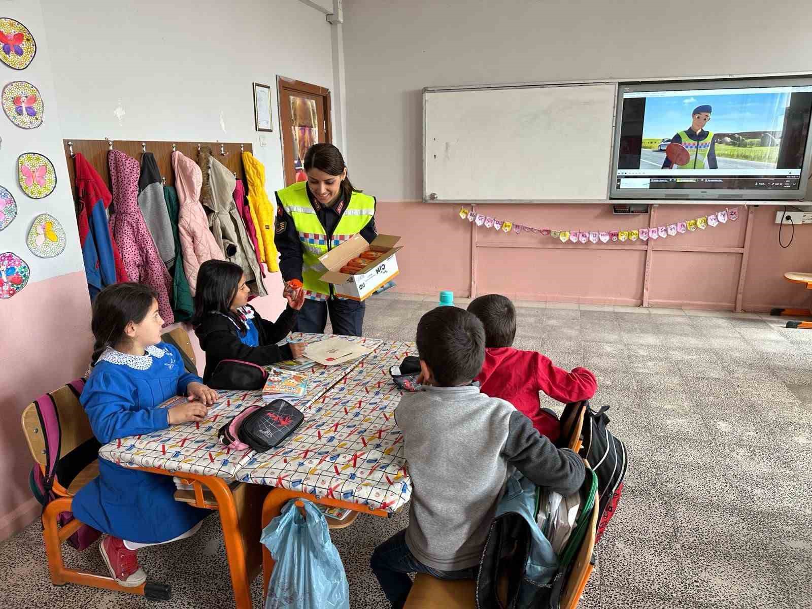 Ağrı’da jandarma ekipleri miniklere trafik kurallarını anlattı
