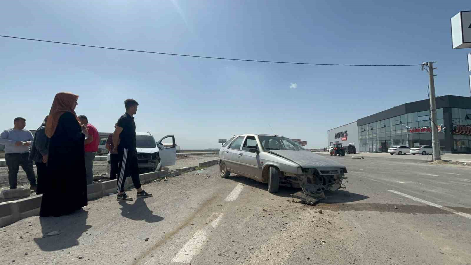Aksaray’da iki araç kavşakta çarpıştı: 2 hafif yaralı
