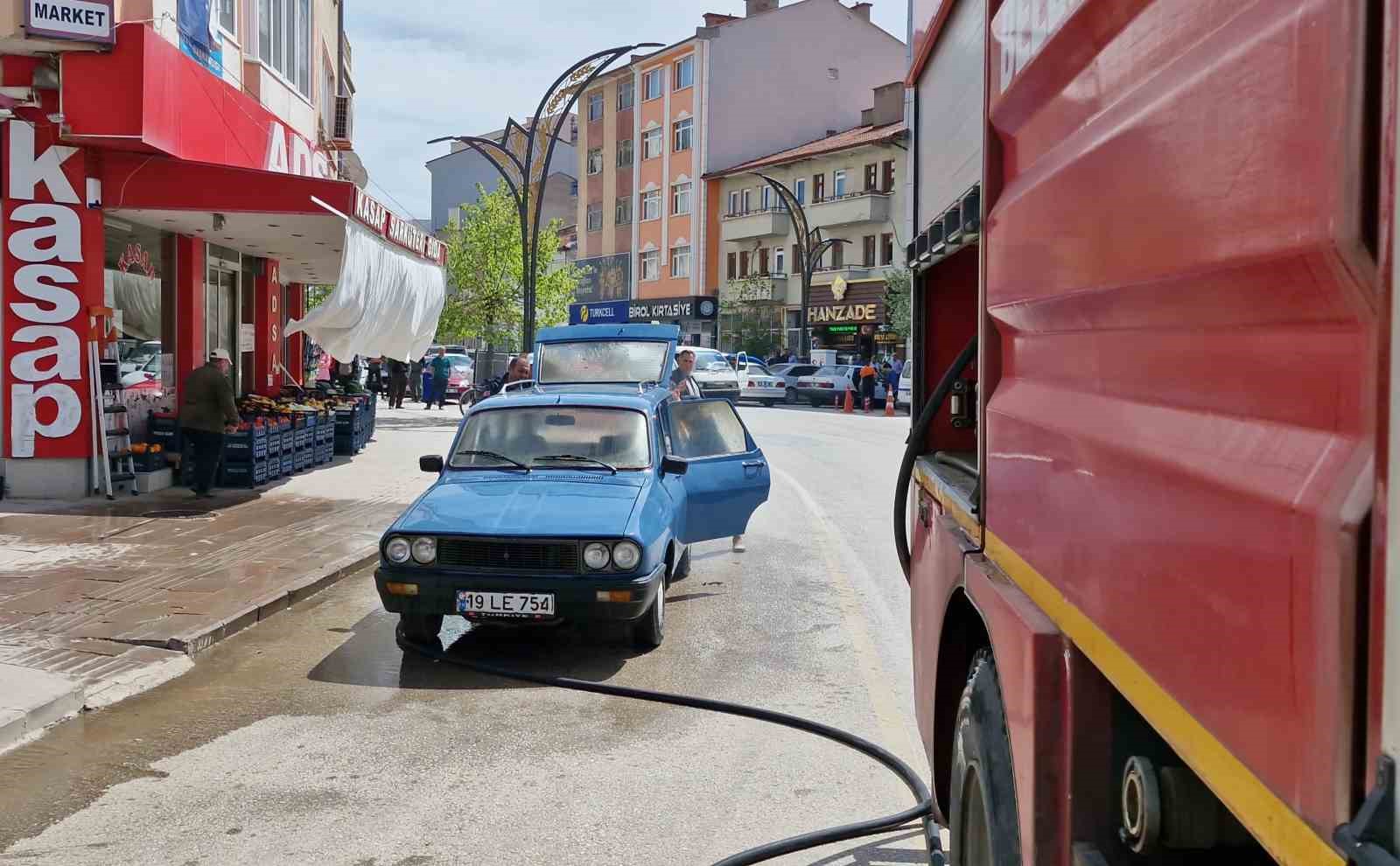 Alaca’da park halinde otomobil yandı
