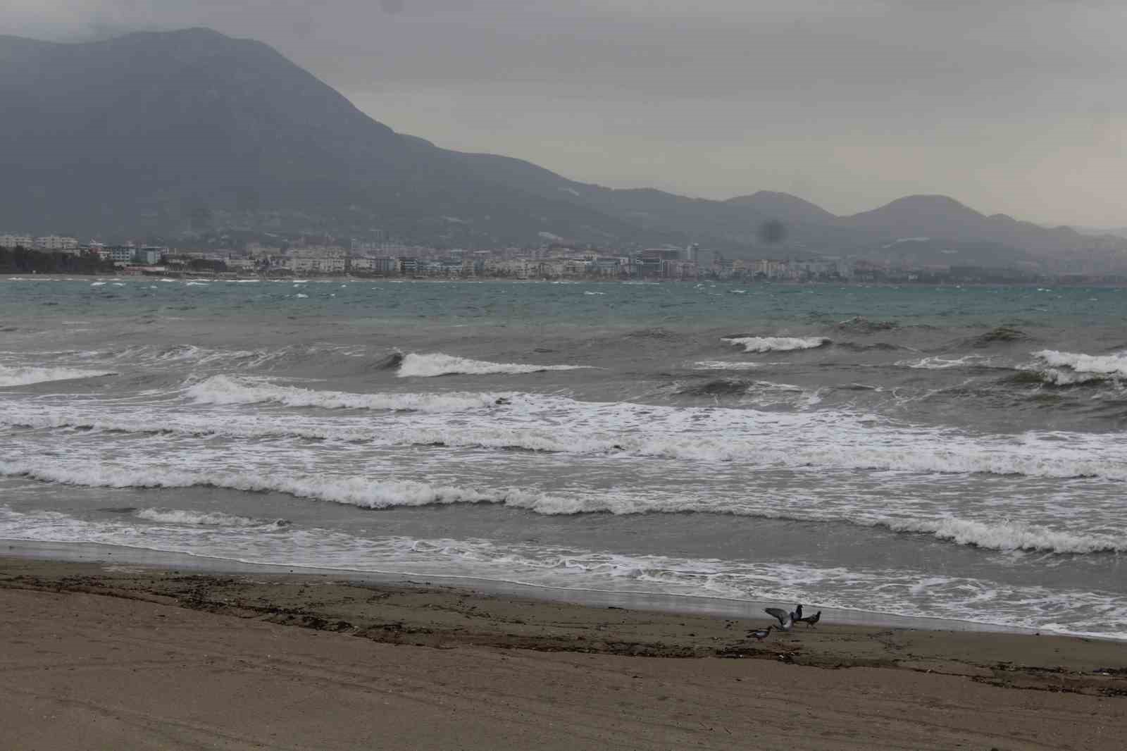 Alanya sahilinde şiddetli rüzgar denizde dalgalar oluşturdu