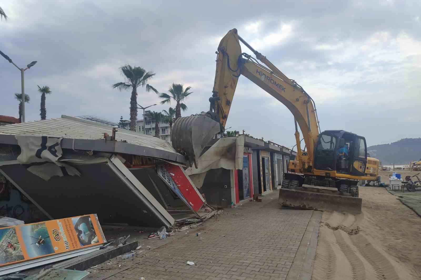 Alanya sahilindeki barakalar yıkıldı