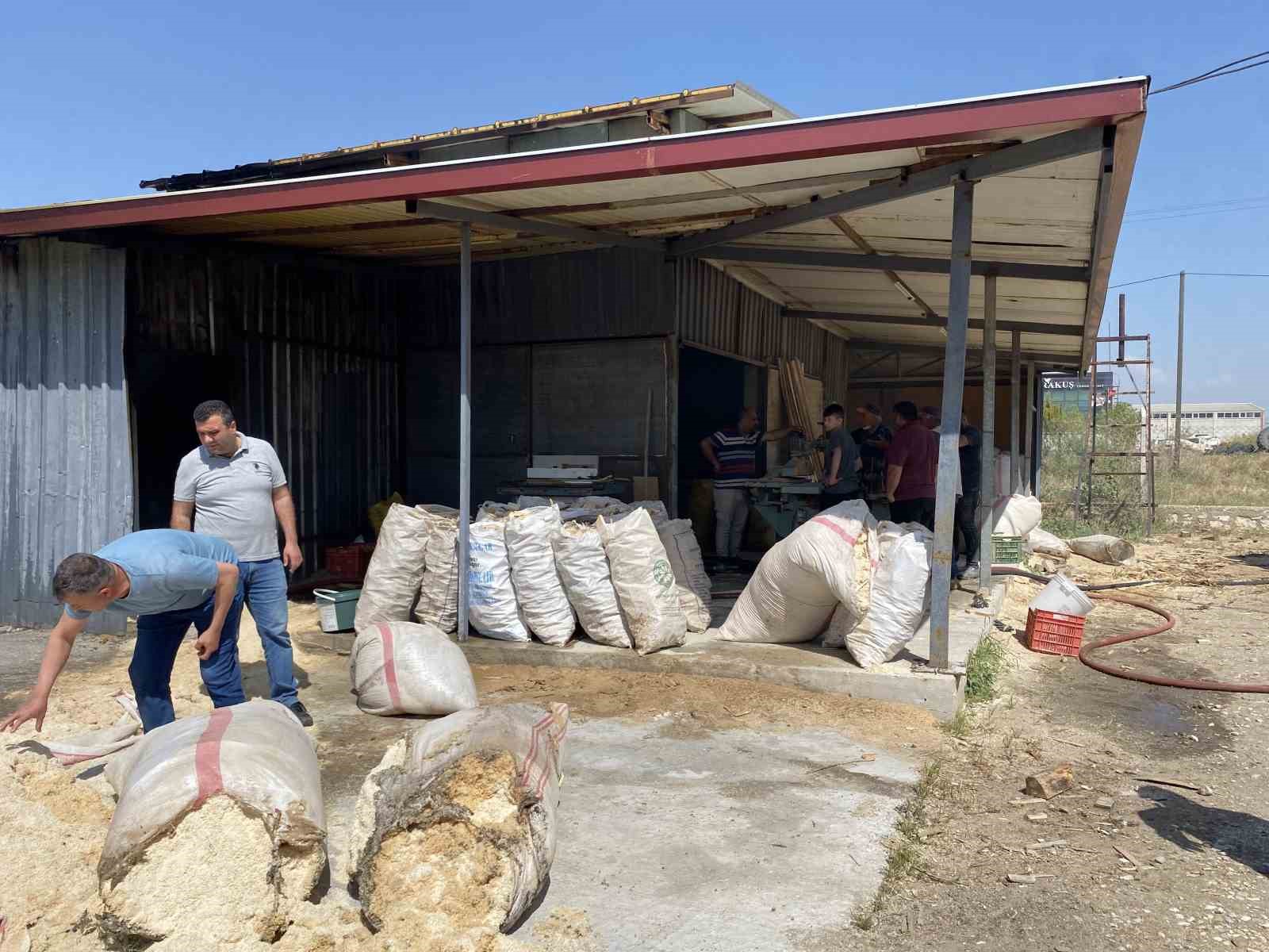 Alaşehir’deki ahşap fabrikasında çıkan yangın korkuttu
