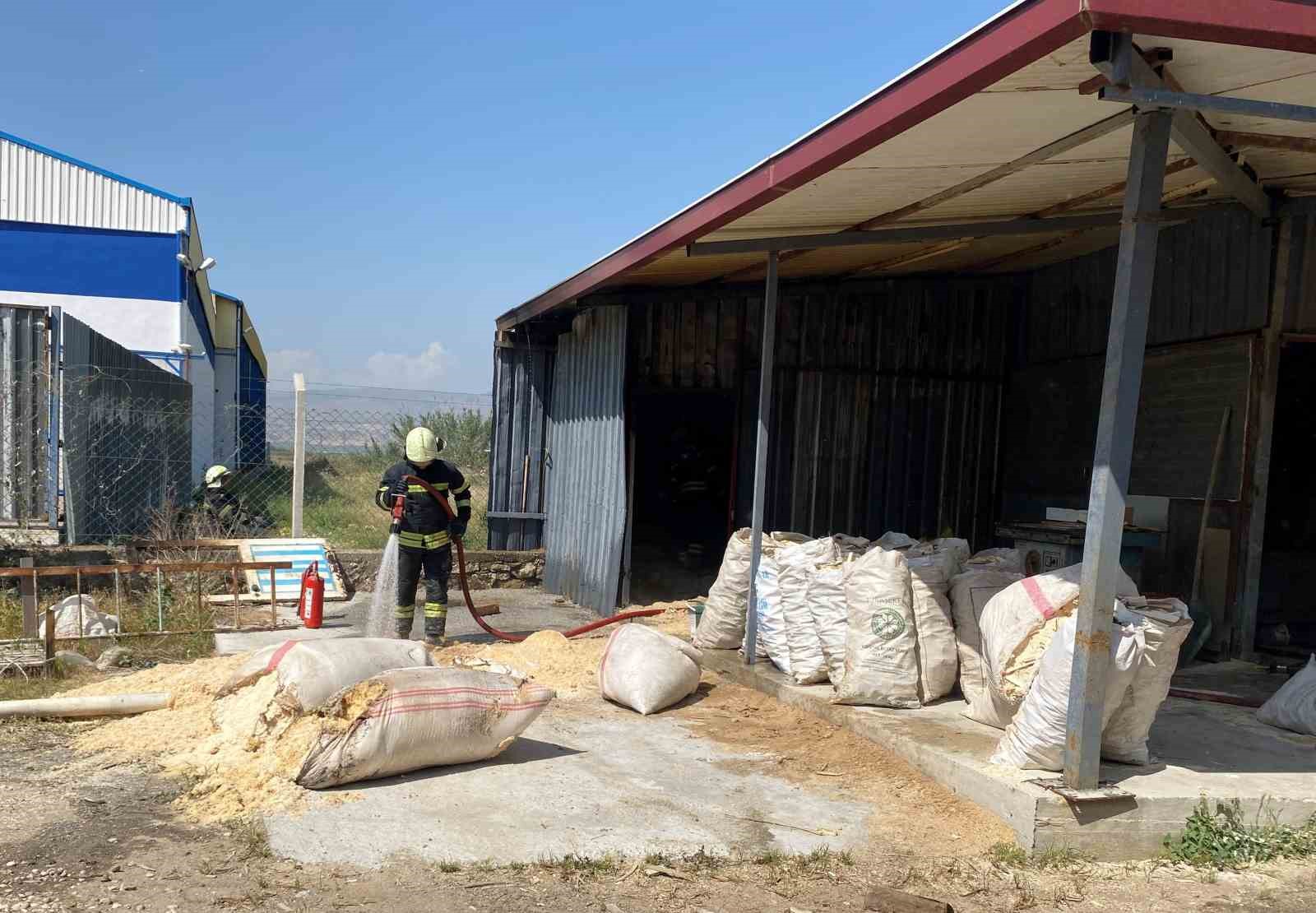 Alaşehir’deki ahşap fabrikasında çıkan yangın korkuttu
