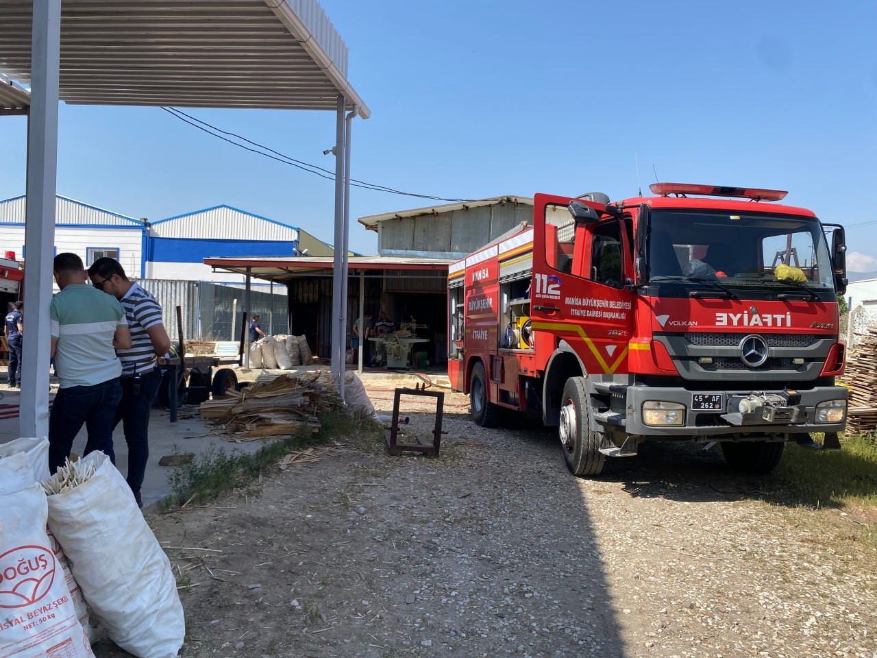 Alaşehir’deki ahşap fabrikasında çıkan yangın korkuttu
