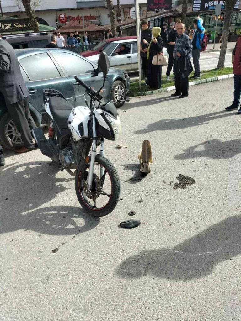 Alkollü motosiklet sürücüsü otomobille çarpıştı: 2 yaralı