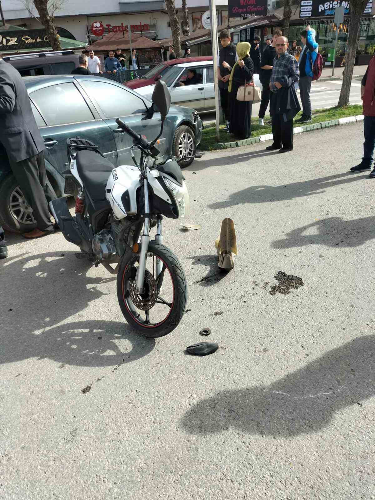 Alkollü motosiklet sürücüsü otomobille çarpıştı: 2 yaralı