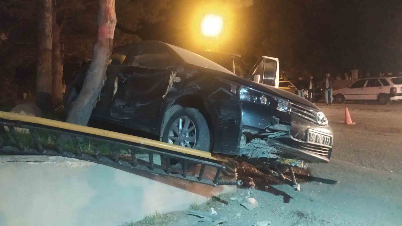 Alkollü sürücü makam aracına çarptı, o anlar güvenlik kamerasına yansıdı
