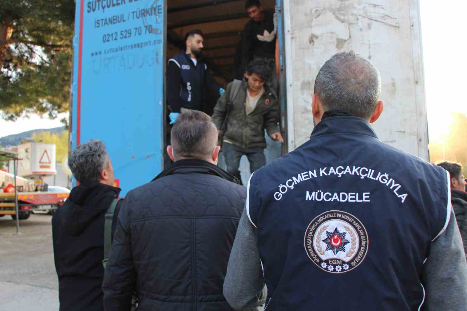 Amasya’da bakır yüklü tırda 64 kaçak göçmen yakalandı
