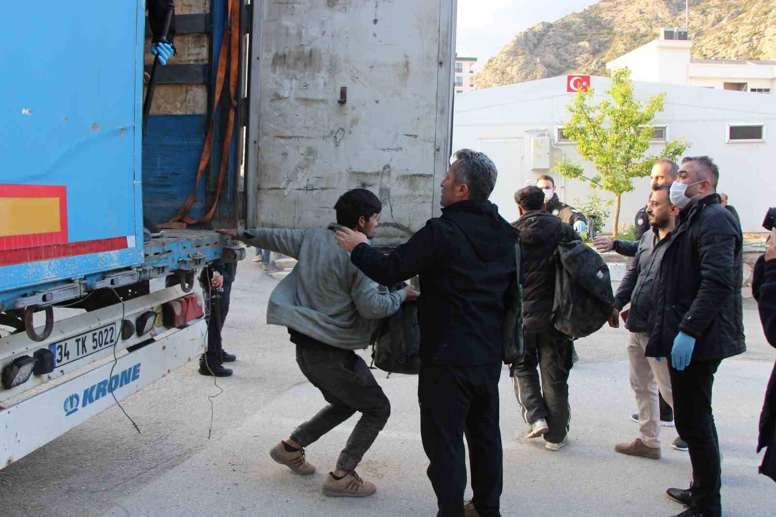 Amasya’da bakır yüklü tırda 64 kaçak göçmen yakalandı
