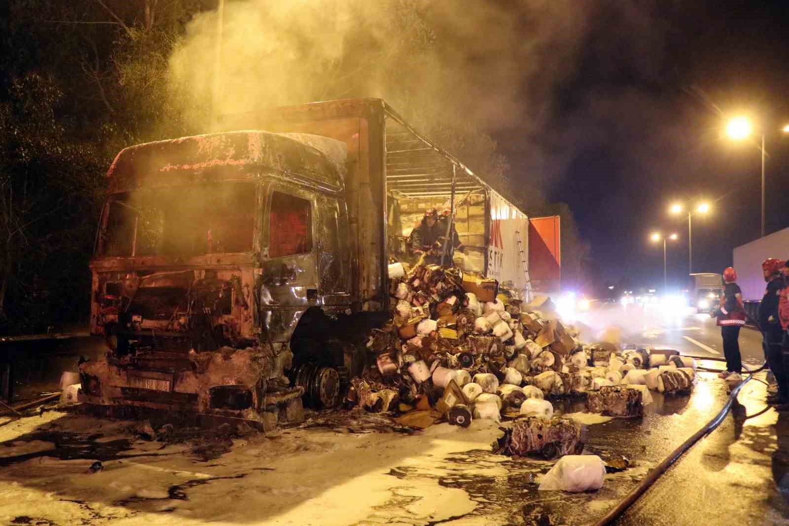 Anadolu Otoyolu’nda elyaf iplik yüklü tır yanarak hurdaya döndü
