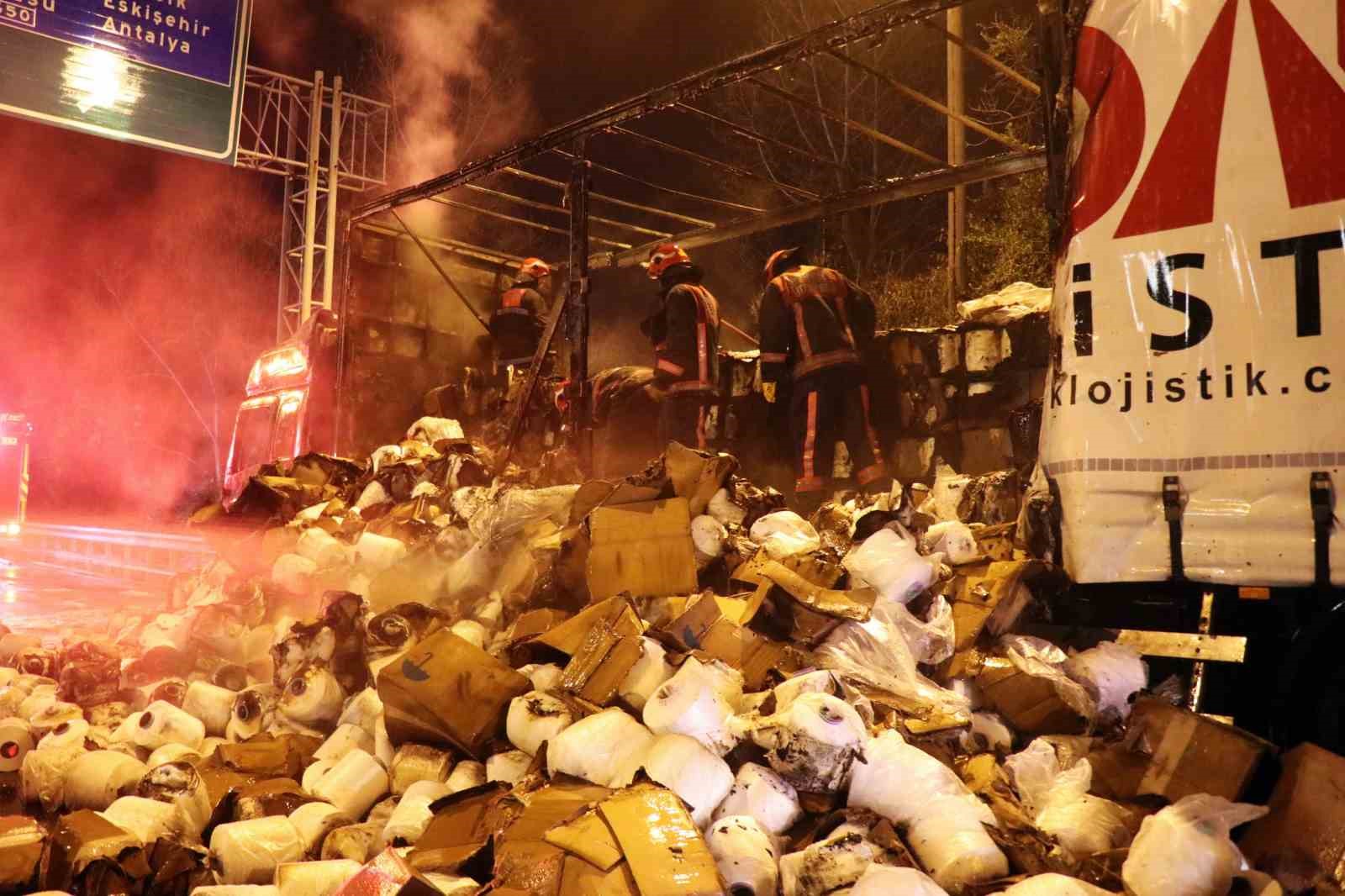 Anadolu Otoyolu’nda elyaf iplik yüklü tır yanarak hurdaya döndü
