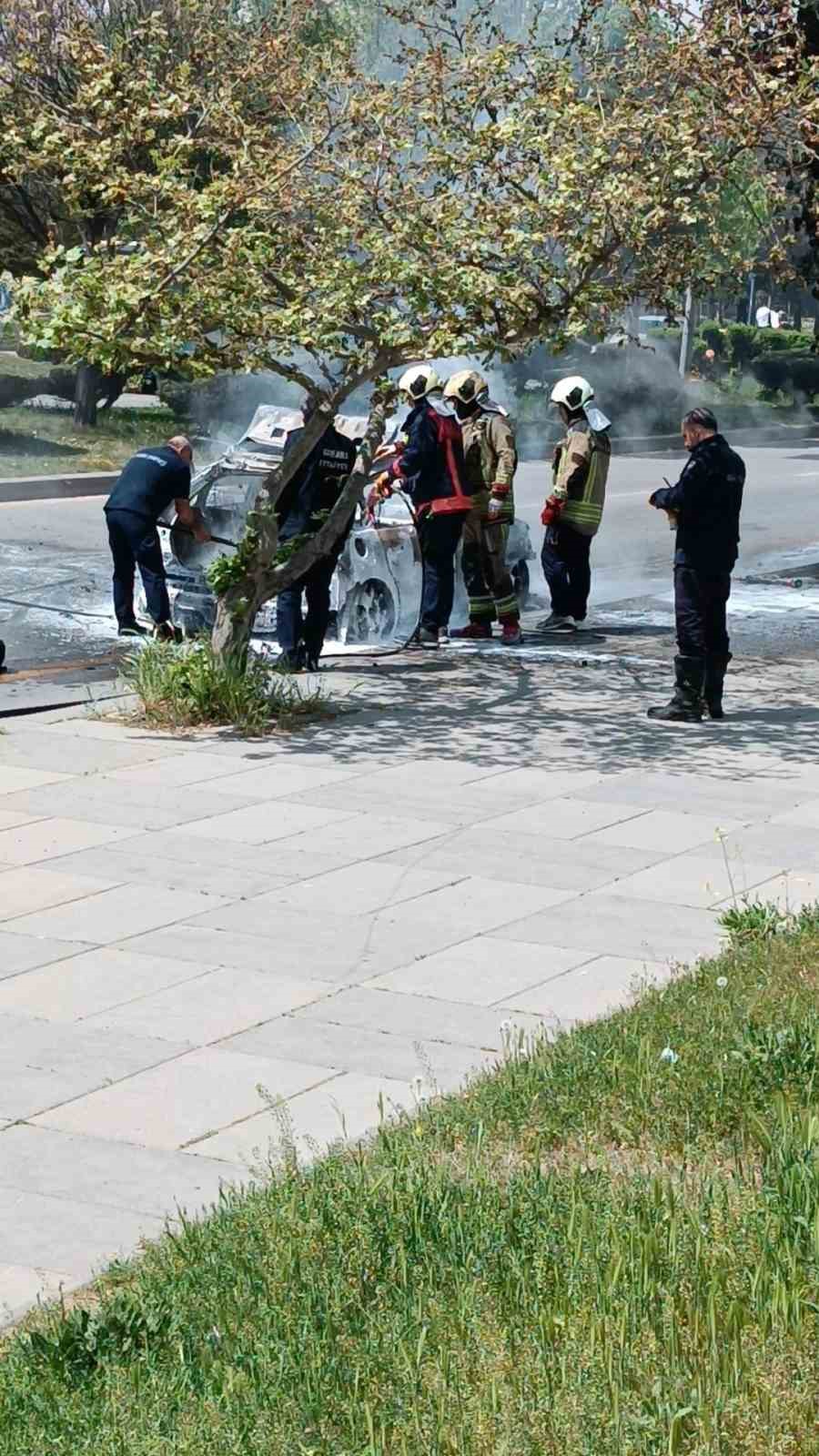 Ankara’da seyir halindeki araç alevlere teslim oldu