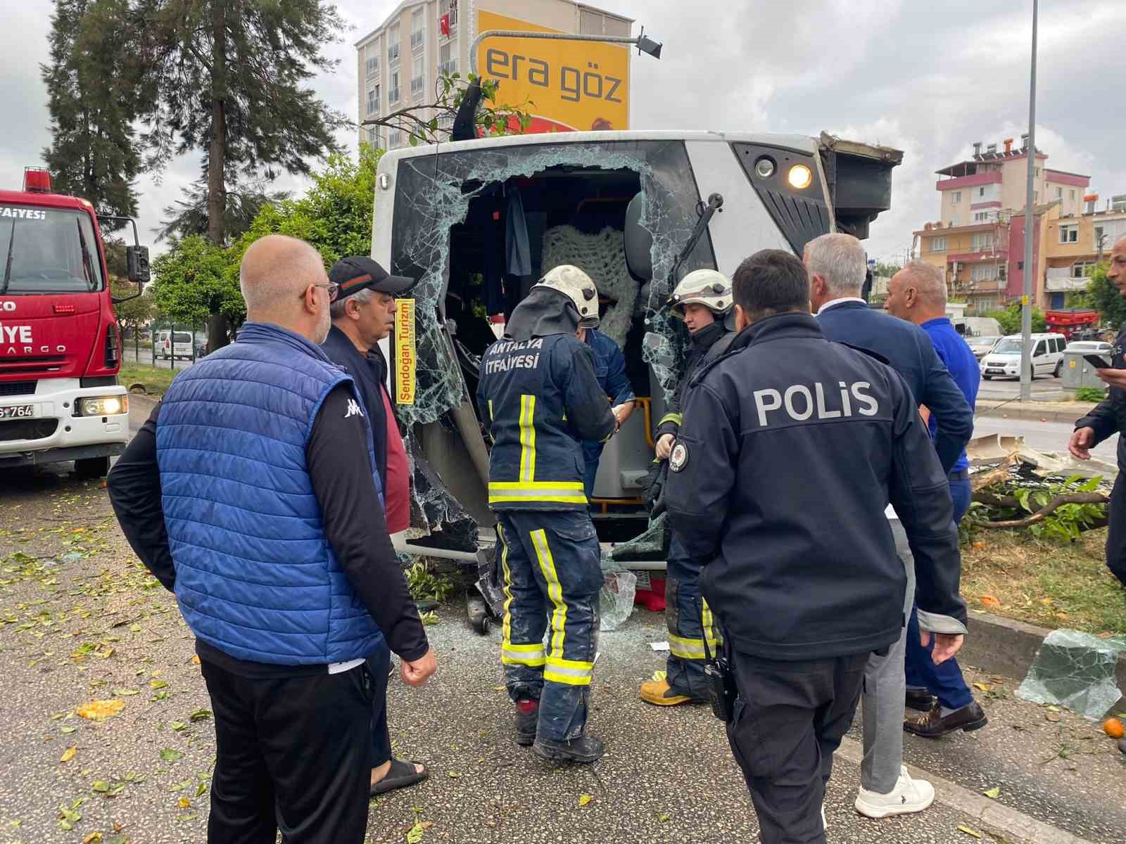 Antalya’da otel servis aracı devrildi: 19 yaralı
