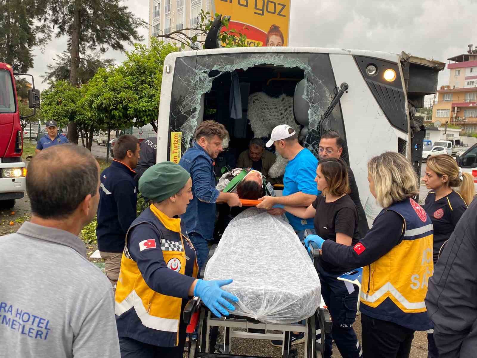 Antalya’da otel servis aracı devrildi: 19 yaralı
