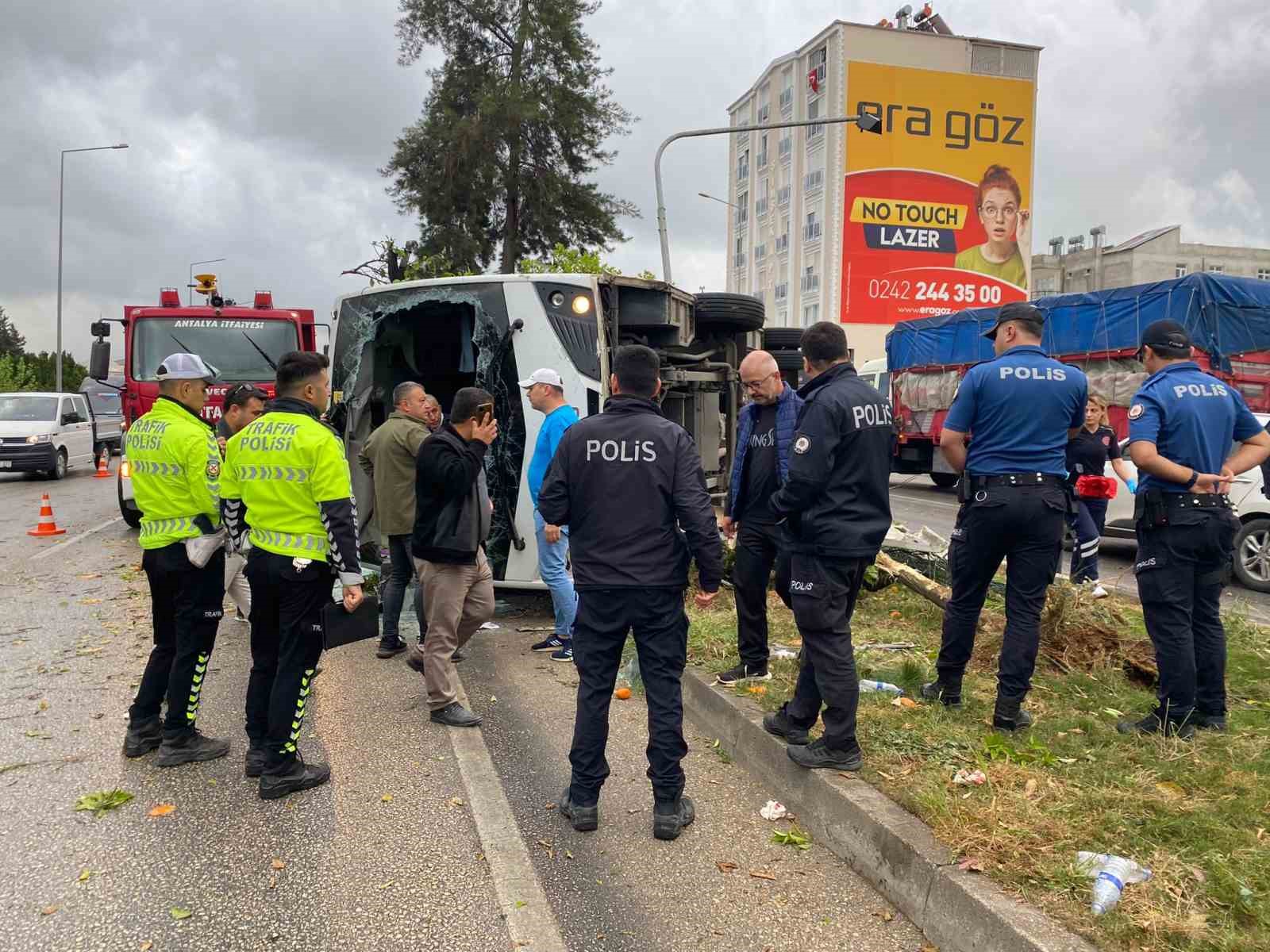 Antalya’da otel servis aracı devrildi: 19 yaralı
