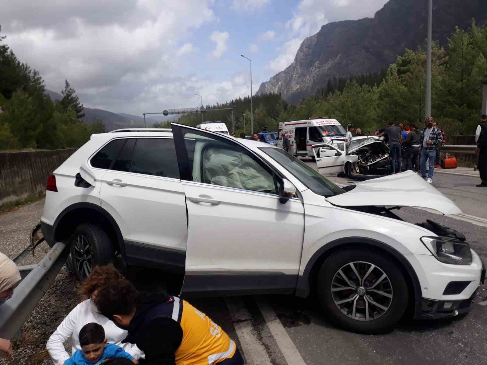 Antalya- Isparta karayolunda 2 araç birbirine girdi: 1 ölü, 7 yaralı
