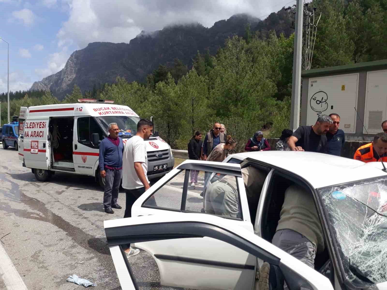 Antalya- Isparta karayolunda 2 araç birbirine girdi: 1 ölü, 7 yaralı
