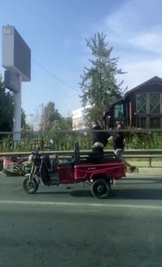 Araçlarını durdurup tekme tokat kavga ettiler
