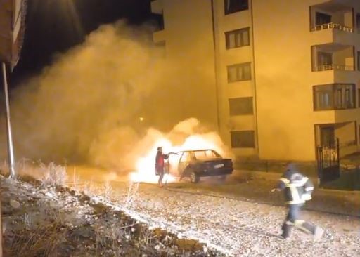 Ardahan’da park halindeki otomobil alev alev yandı
